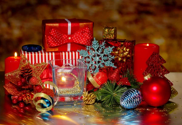 Décoration de Noël et boîtes cadeaux sur fond sombre — Photo