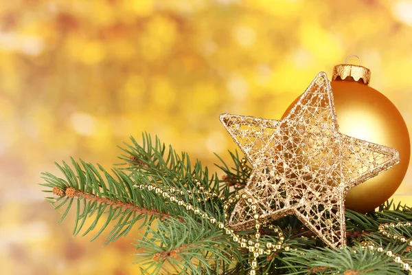 黄色の背景にクリスマスの装飾 — ストック写真