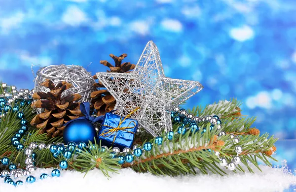Різдвяні прикраси на синьому фоні — стокове фото