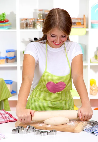 Een jong meisje in keuken tijdens het koken van koekjes — Stockfoto
