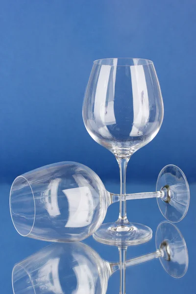 色の背景上の 2 つの空ワイン グラス — ストック写真