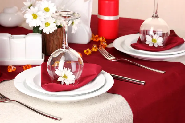 Elegante tabel instelling in restaurant — Stockfoto