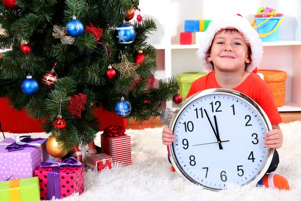 Niño pequeño con reloj en previsión de Año Nuevo — Foto de Stock