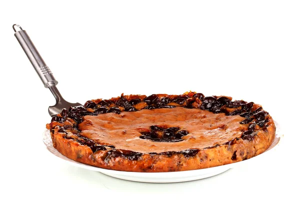 Torta saporita su piatto isolato su bianco — Foto Stock