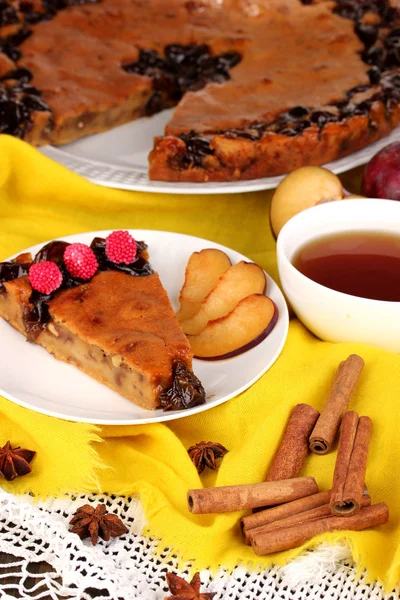 Torta saporita su piatto su tavolo di legno — Foto Stock