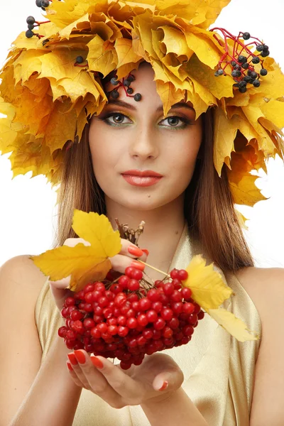 Bella giovane donna con gialla corona autunnale e viburno, isolata su bianco — Foto Stock