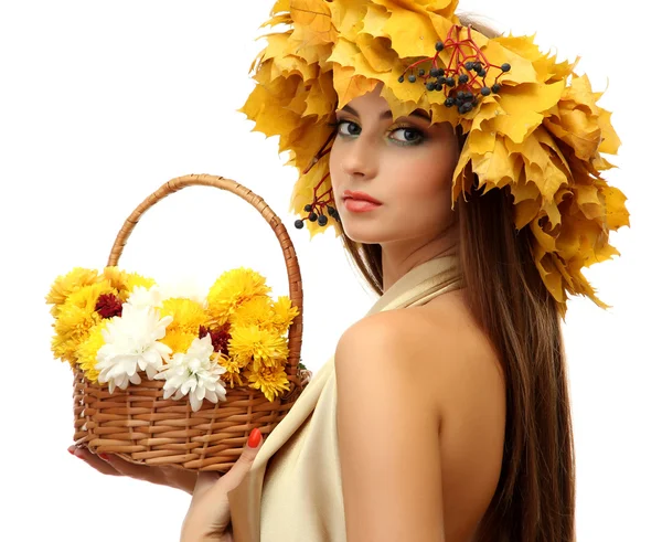 Hermosa mujer joven con corona de otoño amarillo y cesta con flores, aislado en blanco —  Fotos de Stock