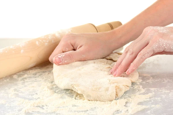 Приготування тіста для піци ізольовано на білому — стокове фото