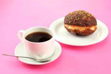 renkli arka plan üzerinde renkli plaka üzerinde lezzetli börekler