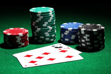 kartları ve yeşil masada Poker fişleri