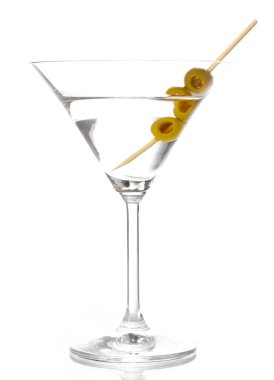 Martini kadehi ve üzerinde beyaz izole zeytin