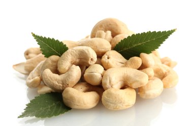 yapraklarla üzerine beyaz izole lezzetli kaju fıstığı