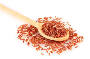 Beyaz arka planda izole edilmiş tahta kaşıkta kırmızı pirinç.