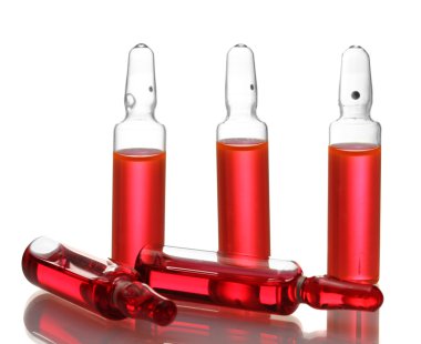 Kırmızı sıvı ile tıbbi ampul beyaz izole