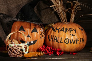 Karanlık arka planda Cadılar Bayramı balkabakları