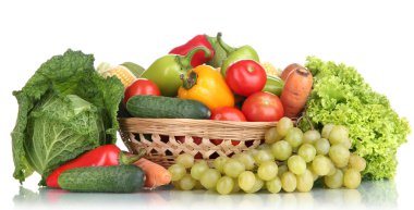 Hasır sepette sebze ve meyveli kompozisyon beyaza izole edildi.