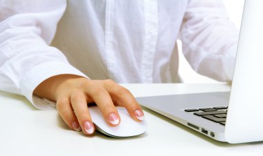 laptot üzerinde yazma el yakın çekim