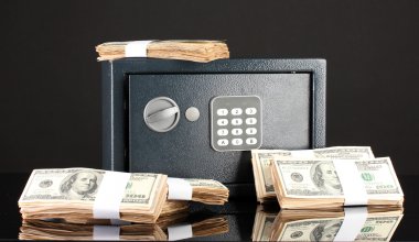 Amerikan Doları ve izole siyah kasa