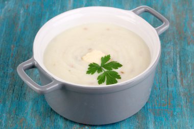 tencerede mavi ahşap masa üzerinde patates püresi