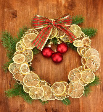 çam ağacı ve topları ahşap zemin üzerinde kurutulmuş limon Noel çelenk