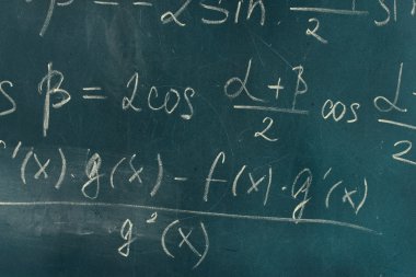 blackboard tebeşir ile yazılı matematik formülü.