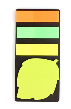 beyaz izole renkli yapışkan notlar