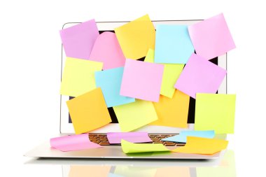 Boş etiketleri üzerinde beyaz izole olan dizüstü bilgisayar