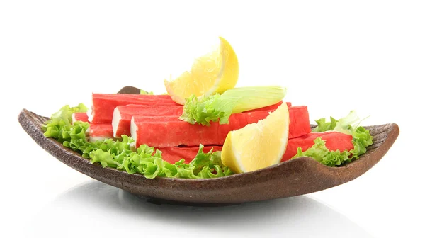 Bastoncini di granchio con foglie di lattuga e limone su piatto isolato su bianco — Foto Stock