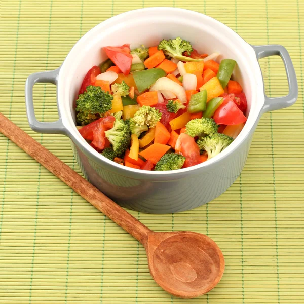 Ragoût de légumes en pot gris sur fond de tapis de bambou — Photo