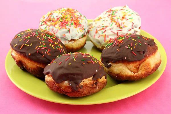 Smakelijke donuts op kleurplaat op kleur achtergrond — Stockfoto