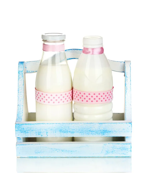 Γάλα σε μπουκάλια σε ξύλινο κουτί που απομονώνονται σε λευκό — Φωτογραφία Αρχείου