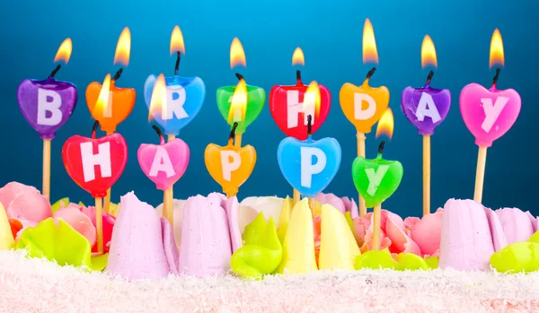 Pastel de cumpleaños con velas sobre fondo azul —  Fotos de Stock