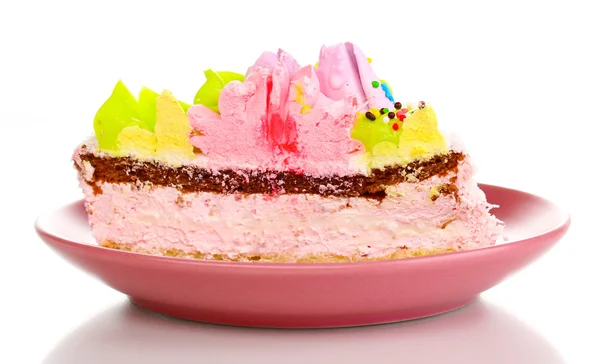 Gâteau crémeux sur soucoupe isolé sur blanc — Photo