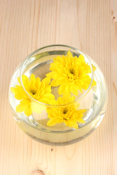 Vase mit gelben Blumen auf Holzgrund — Stockfoto