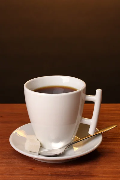 A fából készült asztal barna háttér kávéscsésze — Stock Fotó