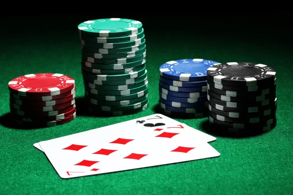 Karty a čipy pro poker na zeleném stole — Stock fotografie