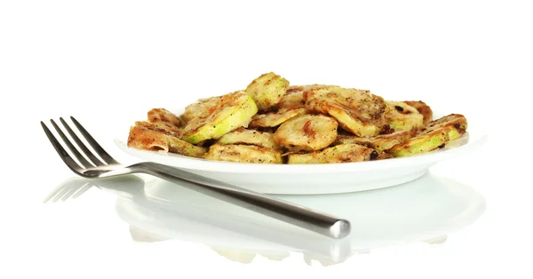 Calabacín frito en un plato blanco con tenedor aislado sobre fondo blanco —  Fotos de Stock