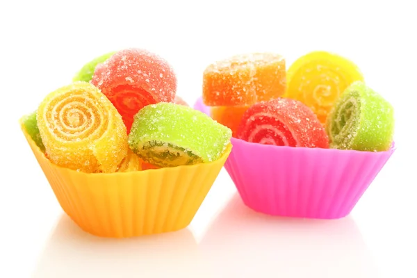 Süße Gelee-Bonbons in Tasse Kuchen Hüllen isoliert auf weiß — Stockfoto