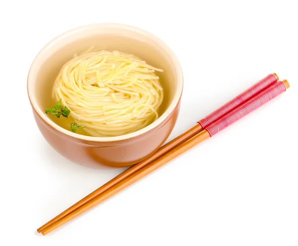 Asiatico tagliatelle in ciotola isolato su bianco — Foto Stock