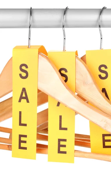 Деревянные вешалки для одежды как символ продажи, изолированный на белом — стоковое фото
