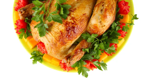 Pollo entero al horno con verduras en un plato verde sobre fondo blanco de cerca — Foto de Stock