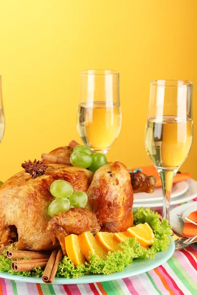 Τραπέζι Συμπόσιο με ψητό κοτόπουλο, σε πορτοκαλί φόντο κοντινό πλάνο. ημέρα των ευχαριστιών — Φωτογραφία Αρχείου