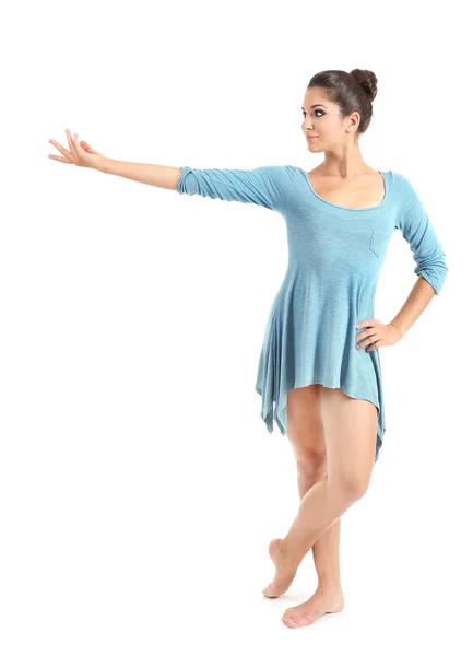 一件白色上孤立的蓝色连衣裙的年轻美丽舞者 — 图库照片