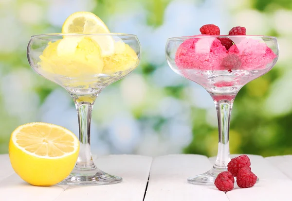 Delicioso helado sobre mesa de madera sobre fondo brillante — Foto de Stock