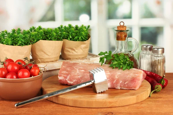 Composição de carne crua, legumes e especiarias em close-up de mesa de madeira — Fotografia de Stock