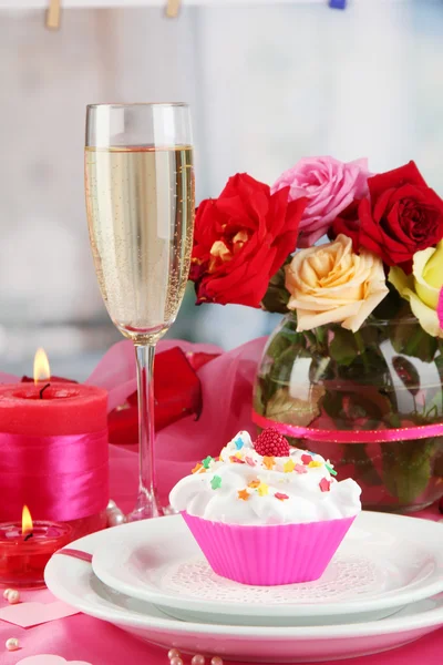 Uma deliciosa sobremesa cremosa na mesa comemorativa do Dia dos Namorados no fundo do quarto — Fotografia de Stock