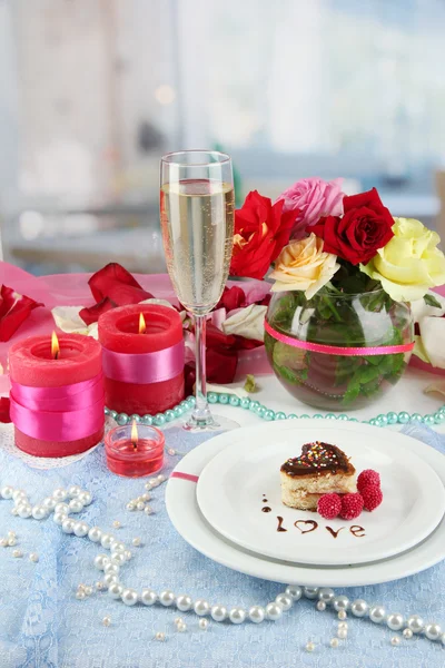 Mesa de ajuste en honor del Día de San Valentín en el fondo de la habitación — Foto de Stock