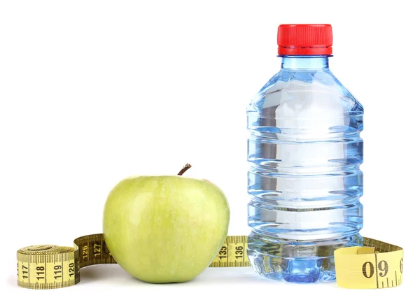 Fles water, apple en meetlint geïsoleerd op wit — Stockfoto