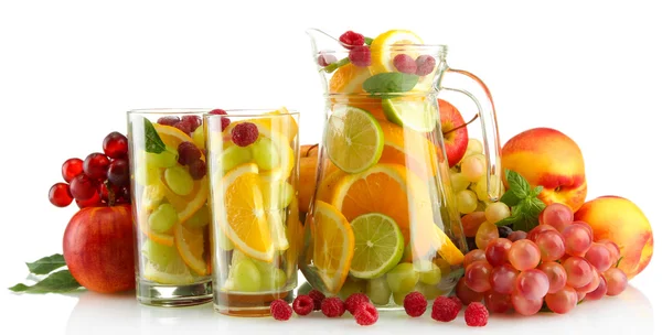 Tarro transparente y vasos con frutas exóticas, aislados en blanco — Foto de Stock