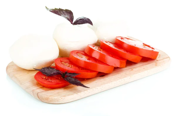 Gustosa mozzarella con pomodori sul tagliere isolato su bianco — Foto Stock